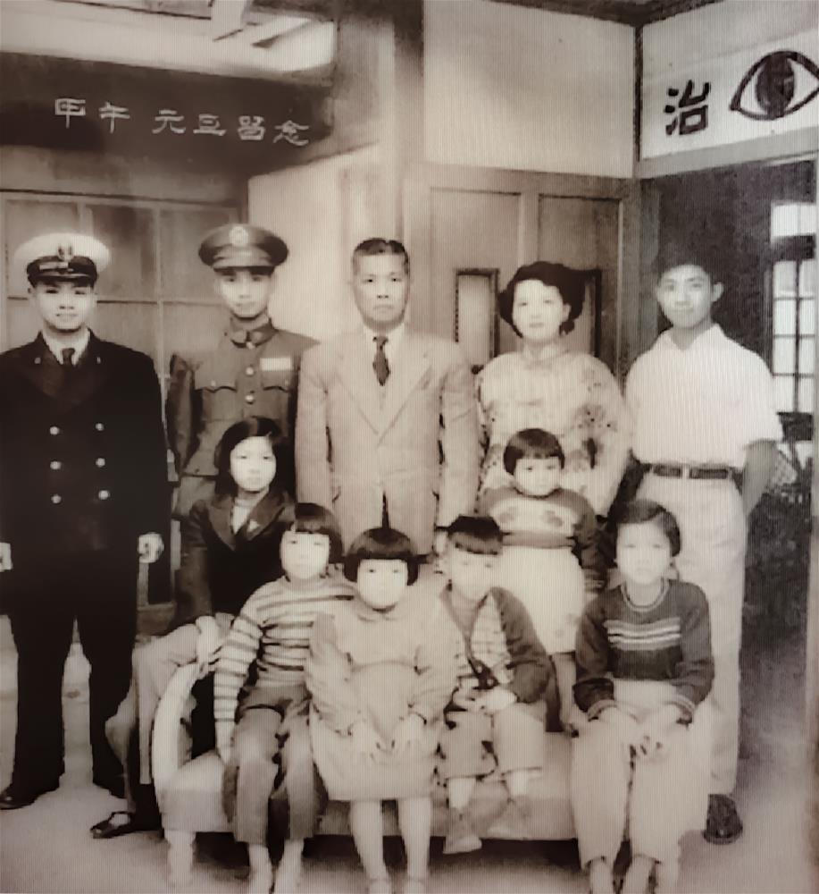 全家福攝於北榮街明元眼科醫院門口，1954年元旦。 來源：陳源金醫師