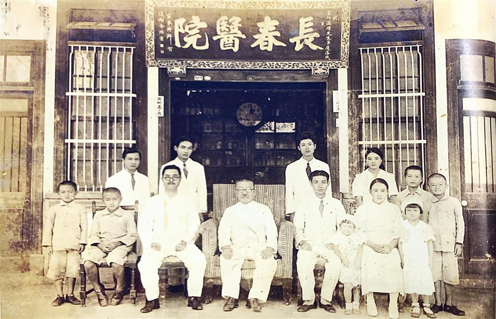 長春醫院院長-林淇漳（1899-1965年，照片前坐右2）-嘉義市人，台灣總督醫學專門學校畢業，取得醫學學士學位及齒科開業文憑，位於公明路開設「長春醫院」（圖片來源：《嘉義寫真第三輯》）