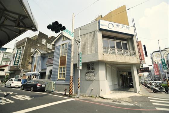 中山路、興中街路口的水泥增建部分，也是整修範圍。（羅嘉華拍攝）