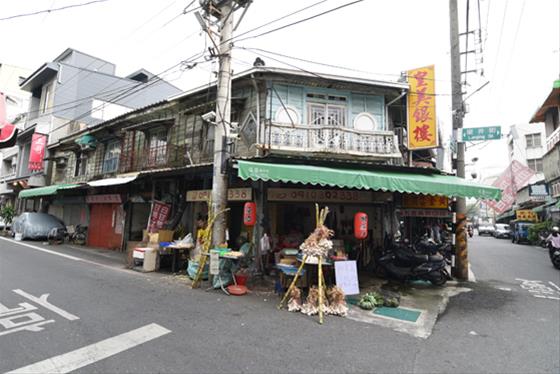 新陽春中藥房為一連七間、二層樓連棟店面的其中一間，由於不在轉角，相較低調。（羅嘉華拍攝）